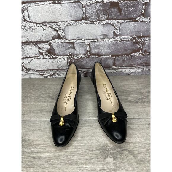 Salvatore Ferragamo Black Leather Gold Bow Designer VTG Heels Women Sz 6AAAA US - Picture 4 of 16